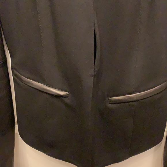 Danier blazer with leather sleeves - Picture 4 of 10